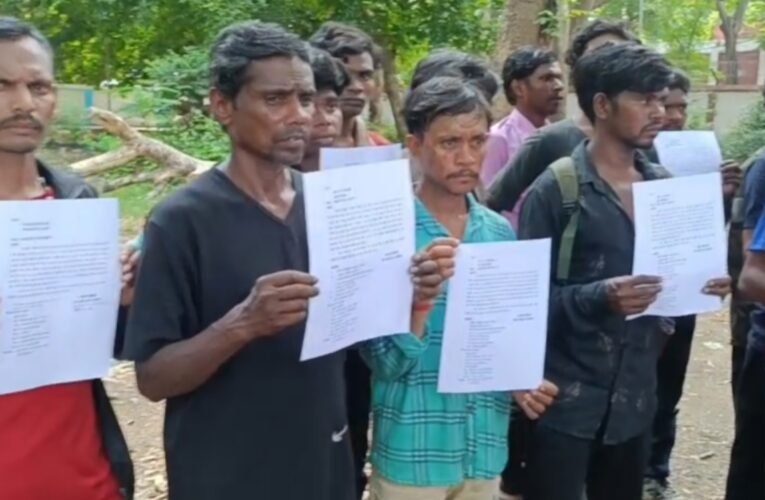 दुमका में 18 मजदूरों ने दो एजेंट पर 3 लाख 6 हजार रुपए गबन करने का  लगाया आरोप