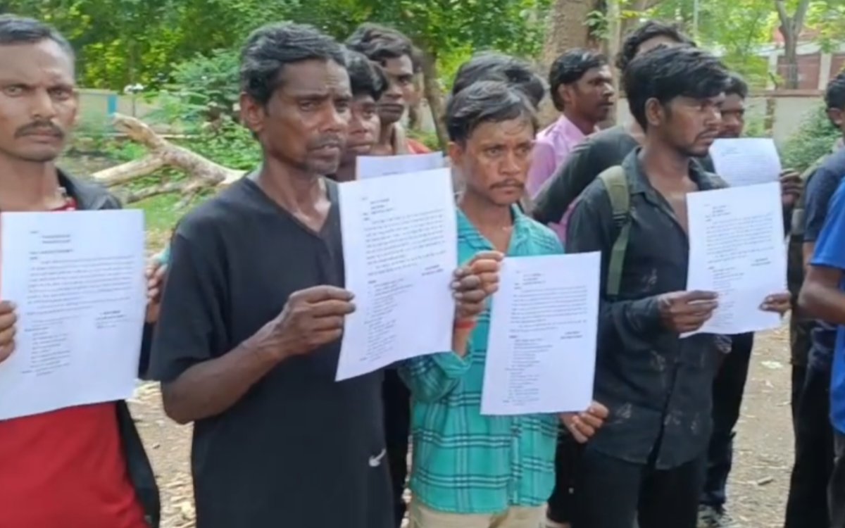 दुमका में 18 मजदूरों ने दो एजेंट पर 3 लाख 6 हजार रुपए गबन करने का लगाया आरोप 4 20250523 143222