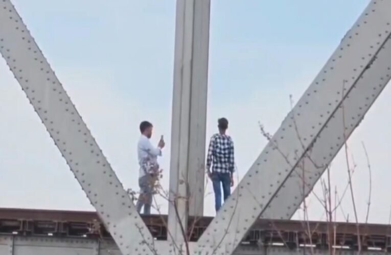 रील्स के चक्कर में रेल पटरी पर चढ़ रहे लोग, जान जोखिम में डाल रहे