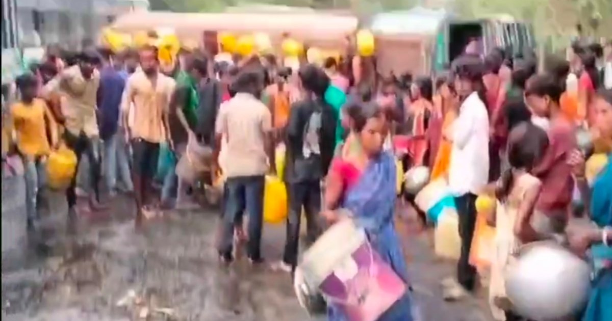 कोडरमा में तेल टैंकर पलटने से रांची-पटना मार्ग बाधित, तेल लूटने की मची होड़, देखे वीडियो 4 20250524 130428