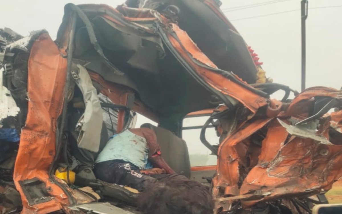 गिरिडीह में भीषण सड़क हादसा, सीमेंट लदी वाहन और मवेशी लदी वाहन के बीच भीषण टक्कर, घटनास्थल पर हुई दोनों वाहन चालकों समेत दर्जनों मवेशियों की मौत। 4 20250525 122058