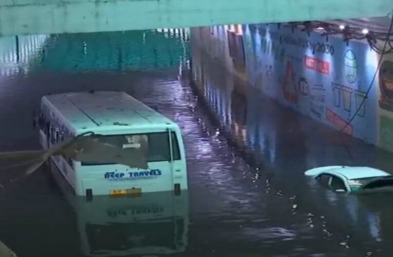 दिल्ली-एनसीआर में देर रात मौसम ने ली करवट, भारी बारिश और आंधी से कई इलाकों में जलभराव