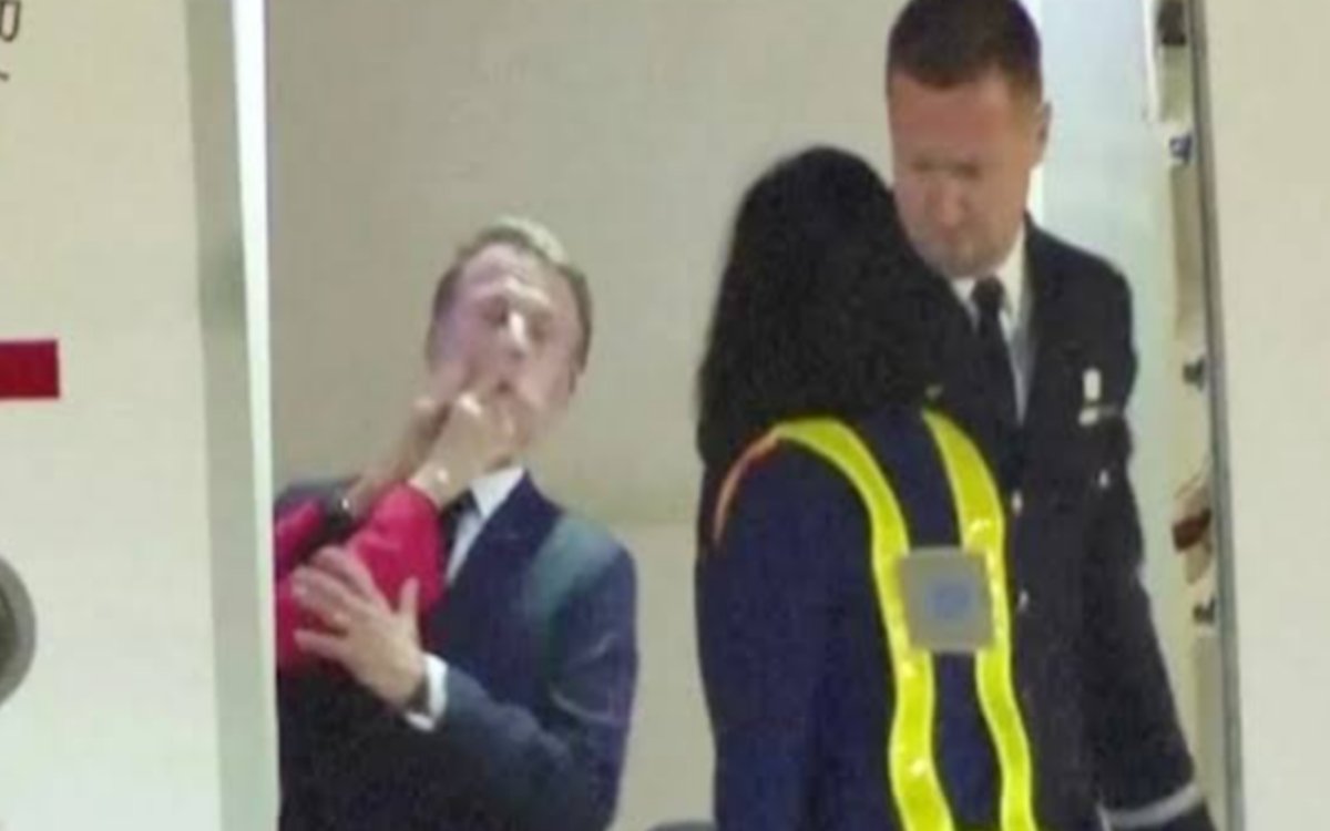 फ्रांस के राष्ट्रपति मैक्रों को पत्नी ने मारा थप्पड़? वायरल वीडियो ने मचाया हंगामा 1 20250527 081934