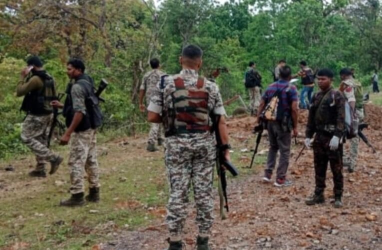 नक्सलियों ने डेढ़ टन विस्फोटकों से लदी ट्रक लूटी, झारखंड-ओडिशा बॉर्डर पर पुलिस अलर्ट