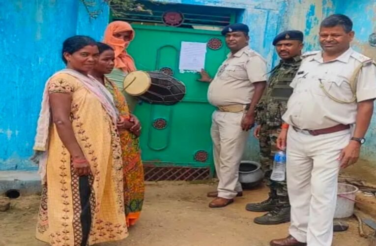 बुढ़मू पुलिस ने फरार  टीएसपीसी  नक्सली घर चिपकाया इश्तहार।