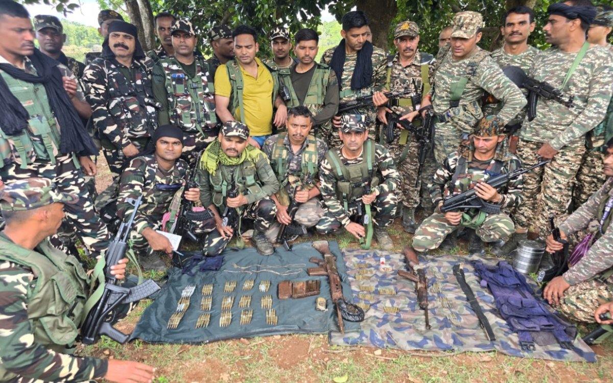 लातेहार में नक्सलियों के खिलाफ निर्णायक कार्रवाई, 8 आईईडी बम निष्क्रिय, भारी मात्रा में हथियार बरामद 4 20250528 160531