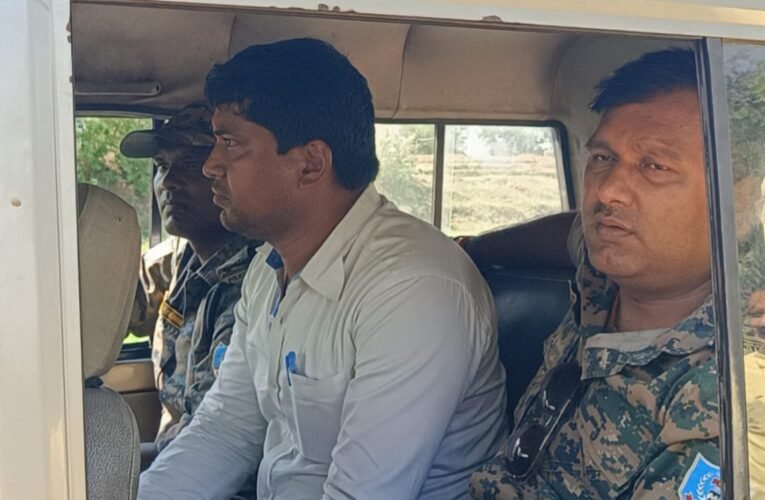 ACB ने टिकामघा पंचायत के रोजगार सेवक राजेश साहू को 6000 रुपये की रिश्वत लेते रंगे हाथों गिरफ्तार किया