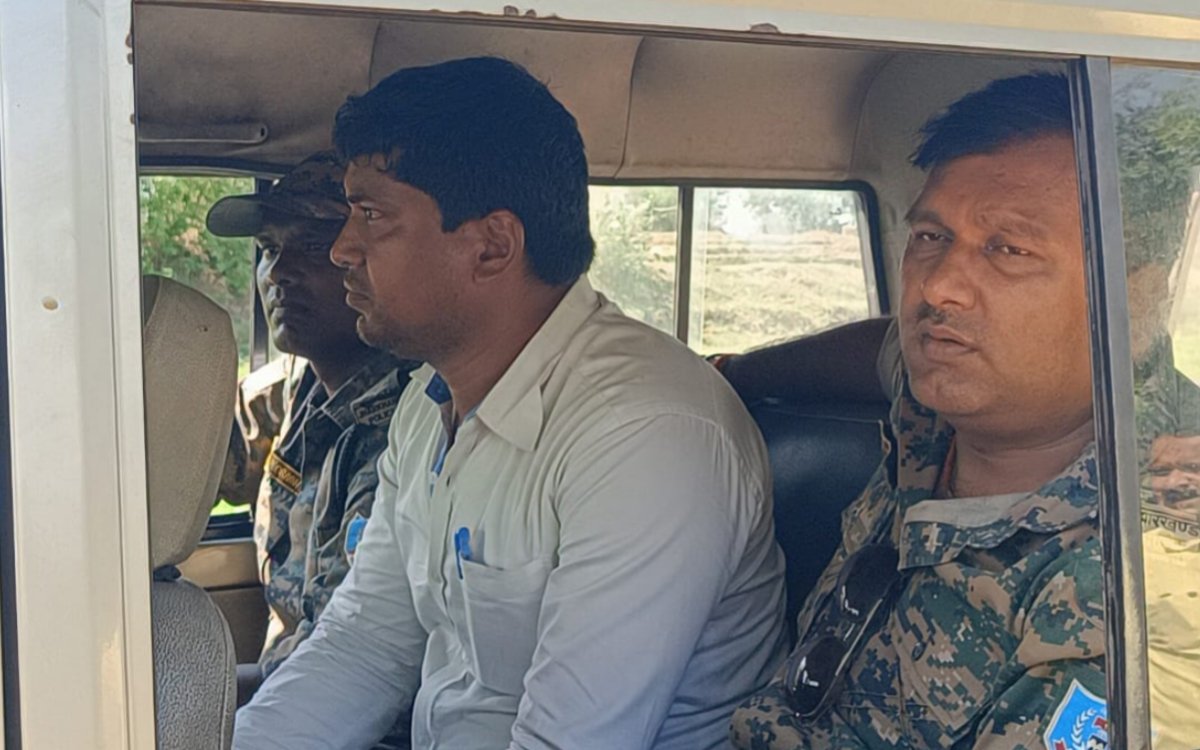 ACB ने टिकामघा पंचायत के रोजगार सेवक राजेश साहू को 6000 रुपये की रिश्वत लेते रंगे हाथों गिरफ्तार किया 4 20250528 182627