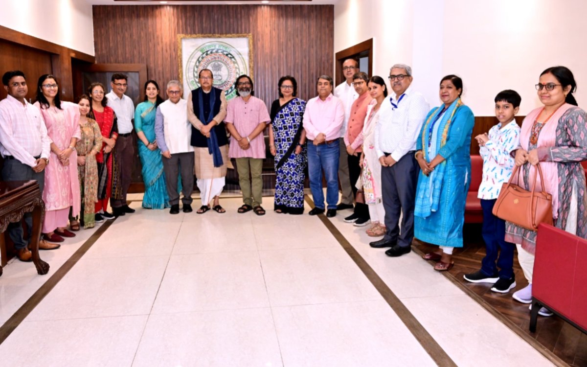 मुख्यमंत्री हेमन्त सोरेन से 16वें वित्त आयोग के सदस्यों ने की मुलाकात, झारखंड के विकास पर हुई विस्तृत चर्चा 4 20250529 070821