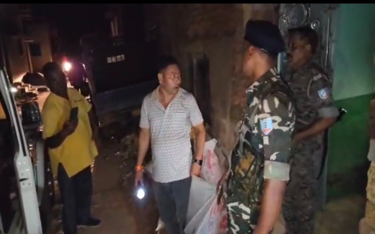 धनबाद: महुदा की सिंगड़ा बस्ती में अवैध मिनी गन फैक्ट्री का भंडाफोड़, 5 गिरफ्तार, देखें वीडियो 6 20250529 150628