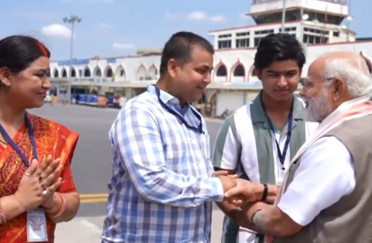 पटना एयरपोर्ट पर पीएम मोदी से मिले युवा क्रिकेटर वैभव सूर्यवंशी और उनका परिवार
