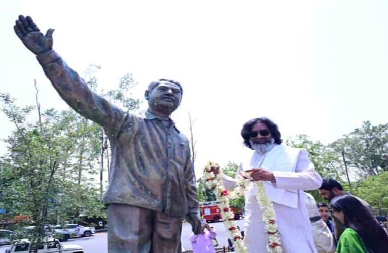 मुख्यमंत्री हेमन्त सोरेन और विधायक कल्पना सोरेन ने स्वर्गीय दुर्गा सोरेन की पुण्यतिथि पर दी भावपूर्ण श्रद्धांजलि