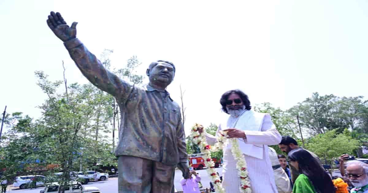 मुख्यमंत्री हेमन्त सोरेन और विधायक कल्पना सोरेन ने स्वर्गीय दुर्गा सोरेन की पुण्यतिथि पर दी भावपूर्ण श्रद्धांजलि 4 HEMANT SOREN AND KALPNA