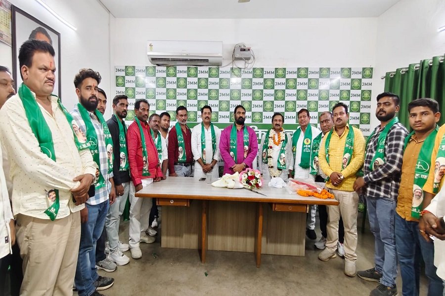 Hundreds of people from Ranchi and Palamu joined JMM, expressed faith in the principles of the party