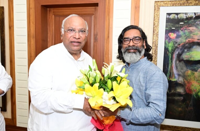 कांग्रेस के राष्ट्रीय अध्यक्ष ने झारखंड मुख्यमंत्री हेमंत सोरेन से की मुलाकात।