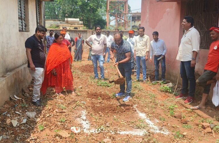 बुढ़मू में किया गया बिरसा हरित आम बागवानी का गड्ढा खोदकर शुभारंभ।