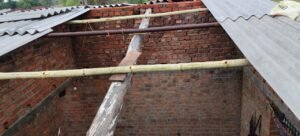 बुढ़मू में बे मौसम आंधी-पानी के आने से काफी तबाही, कई घरों का अल्बेस्टर गिरा। 8 IMG 20250506 WA0092