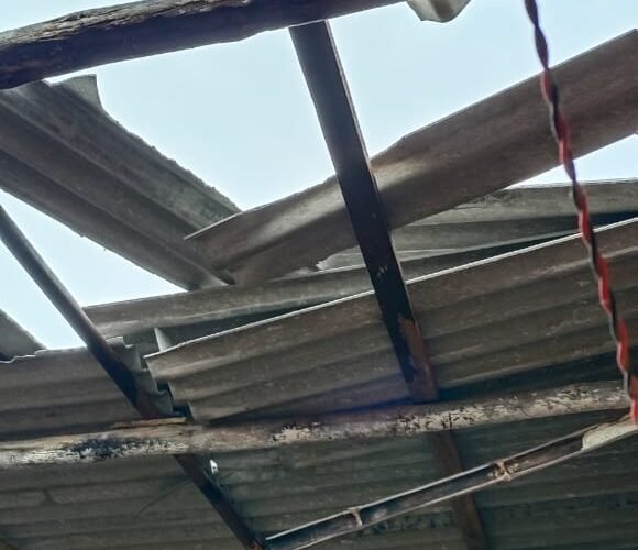 बुढ़मू में बे मौसम आंधी-पानी के आने से काफी तबाही, कई घरों का अल्बेस्टर गिरा।