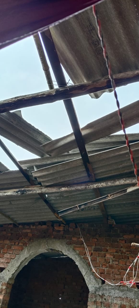 बुढ़मू में बे मौसम आंधी-पानी के आने से काफी तबाही, कई घरों का अल्बेस्टर गिरा। 6 IMG 20250506 WA0097