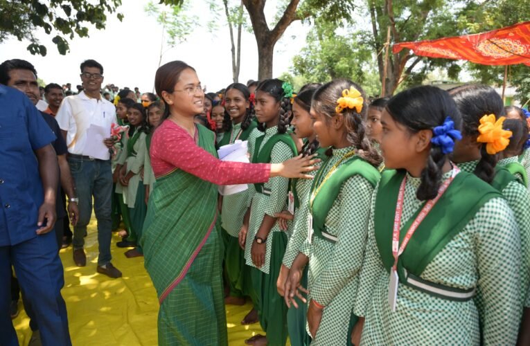 लापुंग प्रखंड में बनेंगे स्कूल भवन , मंत्री शिल्पी नेहा तिर्की ने 1 करोड़ 17 लाख की योजना का किया शिलान्यास।