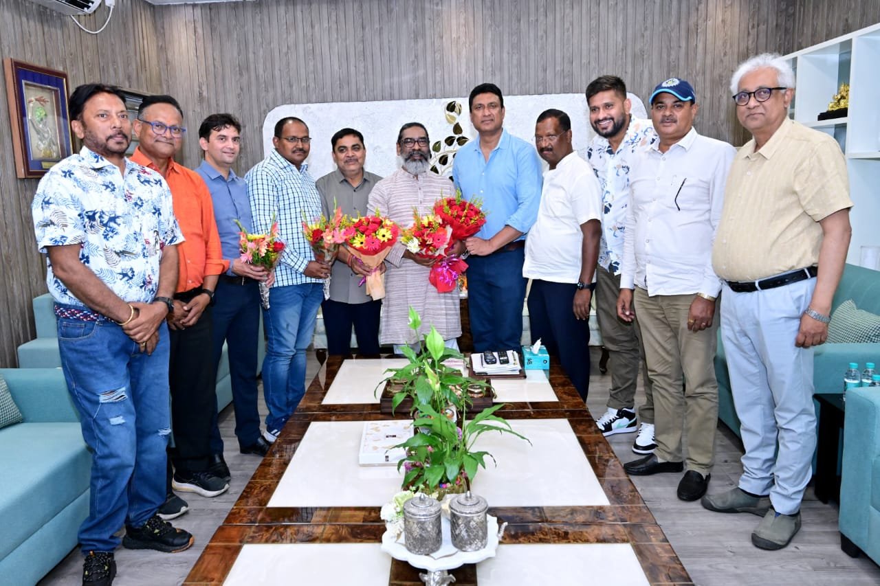 JSCA के नवनिर्वाचित सदस्य सीएम हेमंत सोरेन से की मुलाकात, सीएम हेमंत सोरेन ने सभी सदस्यों को दी बधाई , क्रिकेट को नई ऊंचाइयों तक ले जाने की जताई उम्मीद 4 IMG 20250519 WA0068