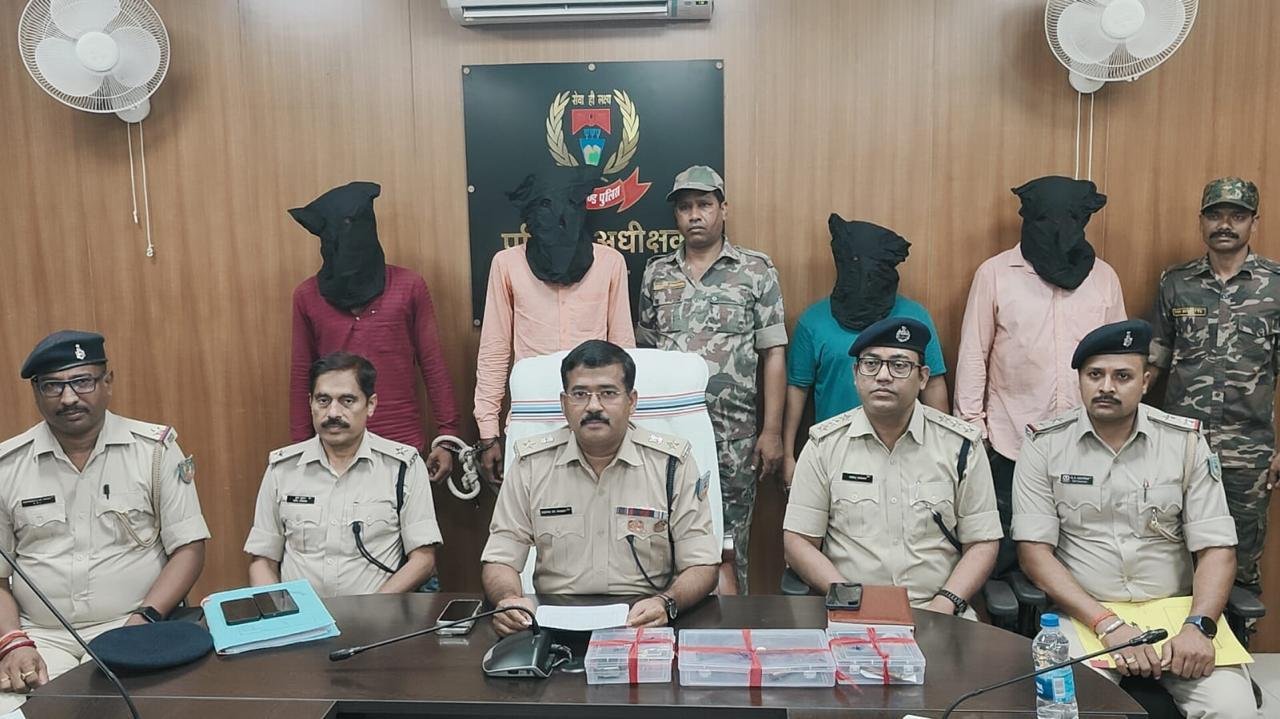 गढ़वा में होटल मालिक पर गोलीबारी: महज शराब के 40 रुपये का विवाद , 4 आरोपी गिरफ्तार 4 IMG 20250524 WA0000