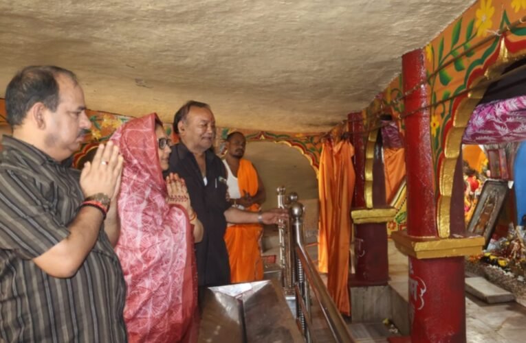 उपायुक्त कंचन सिंह ने परिवार संग किया रामरेखा धाम का दौरा, जिले की सुख-शांति के लिए की पूजा