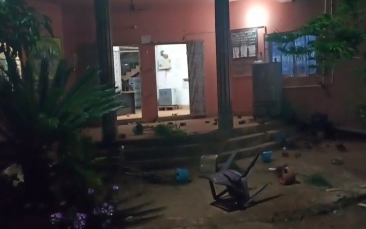 बेड़ो थाना परिसर में पड़हा समाज का हंगामा, तोड़फोड़ और पुलिसकर्मियों से धक्का-मुक्की , देखे वीडियो 20250601_135614