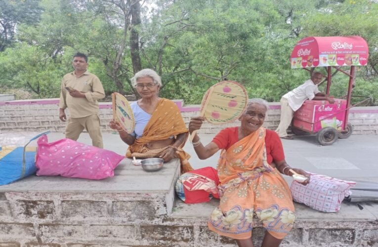 श्री सर्वेश्वरी समूह – शाखा राँची द्वारा ताड़ पत्ते से निर्मित हाथ पंखों का वितरण: जरूरतमंदों को गर्मी से राहत
