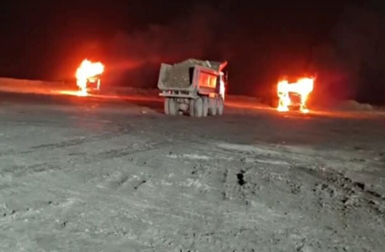 हजारीबाग में उग्रवादियों का तांडव: दो वाहनों में लगाई आग, फायरिंग में युवक घायल