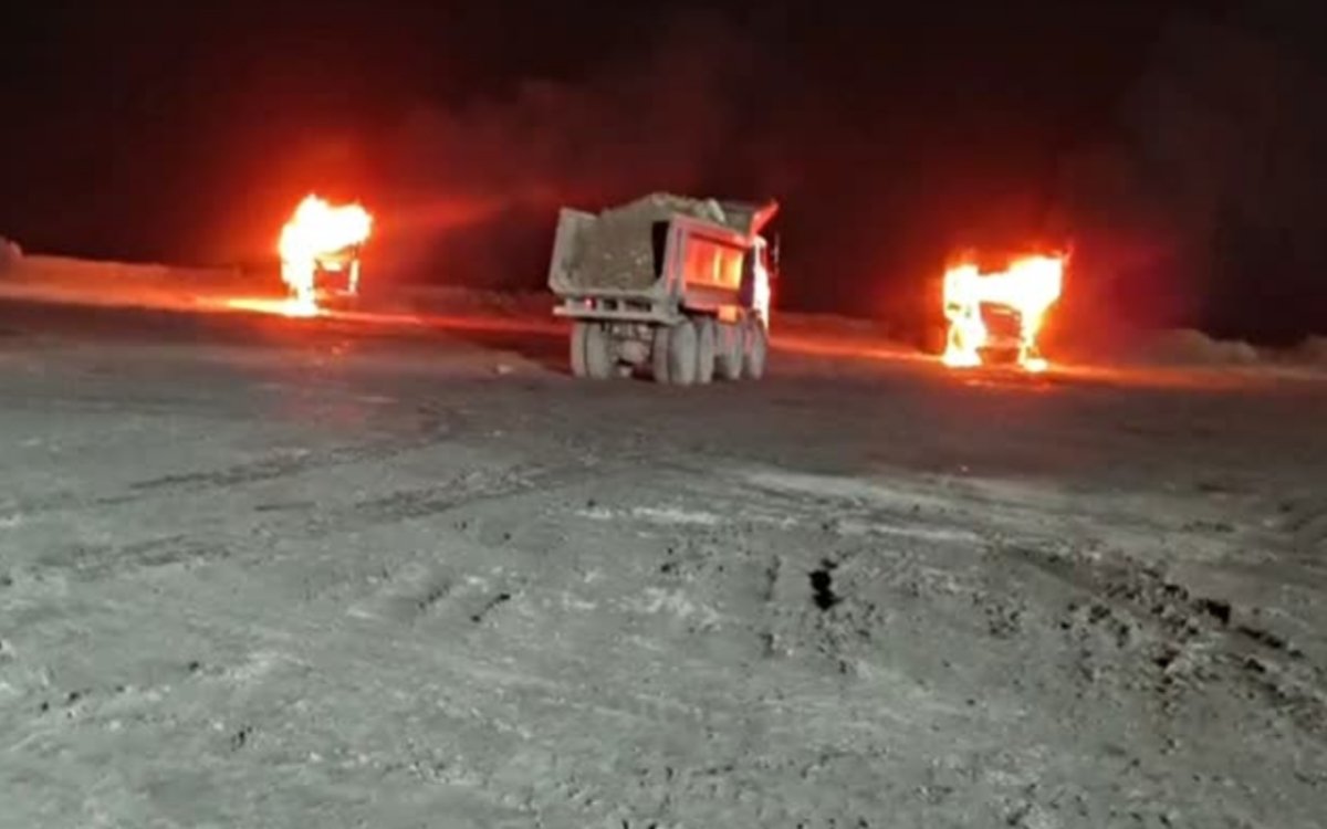 हजारीबाग में उग्रवादियों का तांडव: दो वाहनों में लगाई आग, फायरिंग में युवक घायल 2 20250602 110129