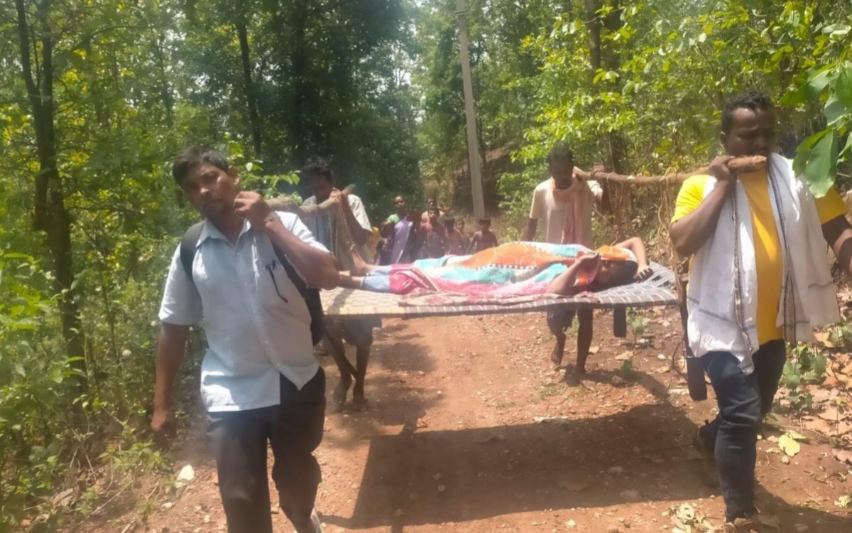 सिमडेगा में खाट पर सिस्टम: गर्भवती को खटिया पर ढोकर ले जाना पड़ा अस्पताल