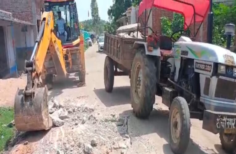 दृष्टि नाउ न्यूज़ की खबर ने बदली तस्वीर: टूटी सड़क की मरम्मत शुरू, देखे वीडियो