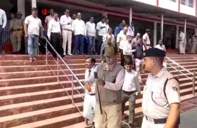 धनबाद रेलमंडल DRM अखिलेश मिश्रा ने टोरी जंक्शन का किया निरीक्षण, यात्री सुविधाओं पर दिए निर्देश