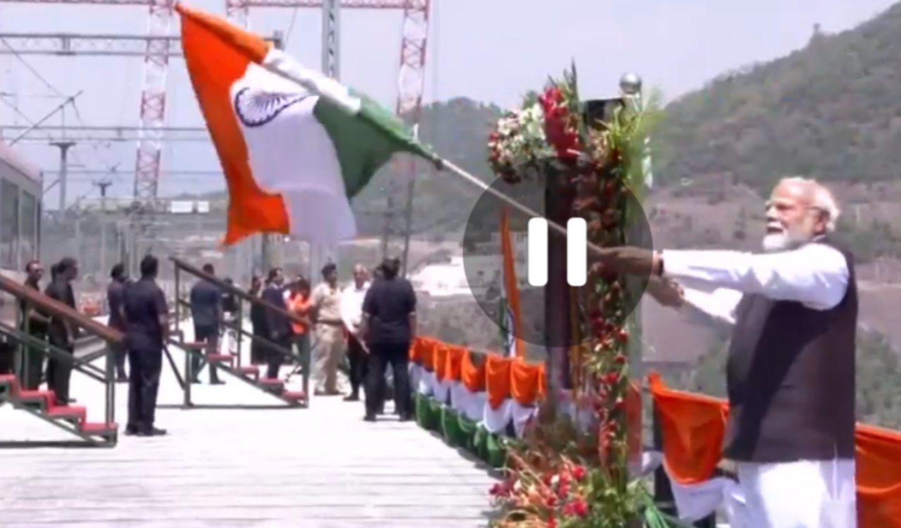 प्रधानमंत्री मोदी ने चिनाब ब्रिज का किया उद्घाटन, कटरा-श्रीनगर वंदे भारत ट्रेन को दिखाई हरी झंडी 5 20250606 122830