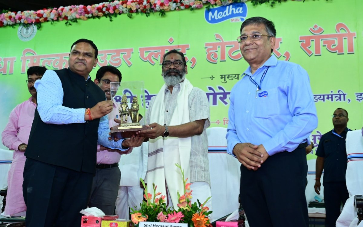 झारखंड के पहले मेधा मिल्क पाउडर प्लांट का शिलान्यास: मुख्यमंत्री हेमंत सोरेन ने रखी आधारशिला 4 20250606 184244