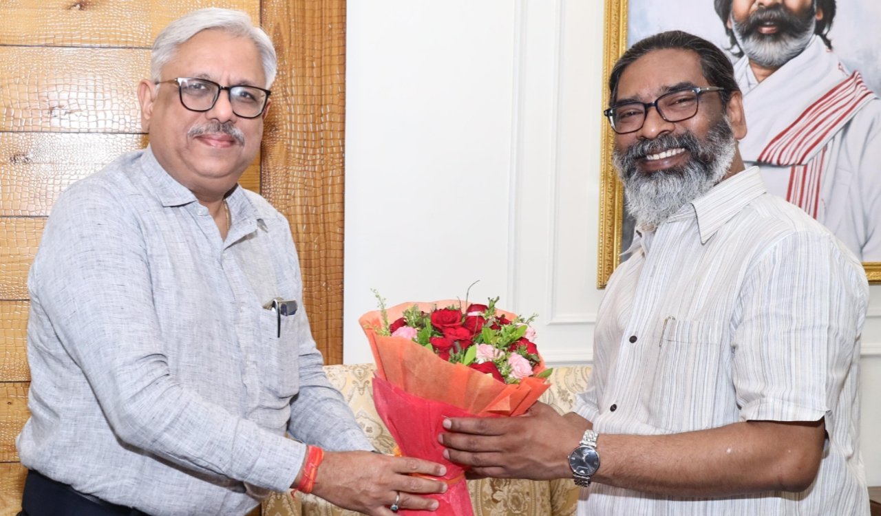 मुख्यमंत्री हेमन्त सोरेन से एम्स, देवघर के निदेशक ने की शिष्टाचार मुलाकात, पहले दीक्षांत समारोह का दिया निमंत्रण 4 20250606 211227