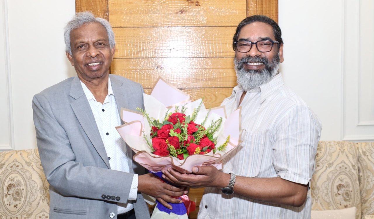 मुख्यमंत्री हेमन्त सोरेन से जैक अध्यक्ष डॉ. नटवा हांसदा की शिष्टाचार मुलाकात, मैट्रिक और इंटर परीक्षा-2025 के परिणाम पर चर्चा 4 20250606 211830