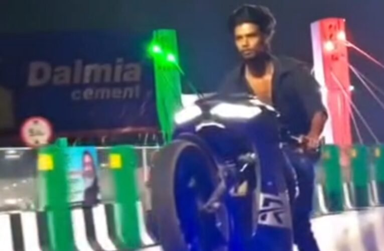 सिरमटोली फ्लाईओवर पर बाइक सवार का खतरनाक स्टंट, ट्रैफिक पुलिस जांच में जुटी