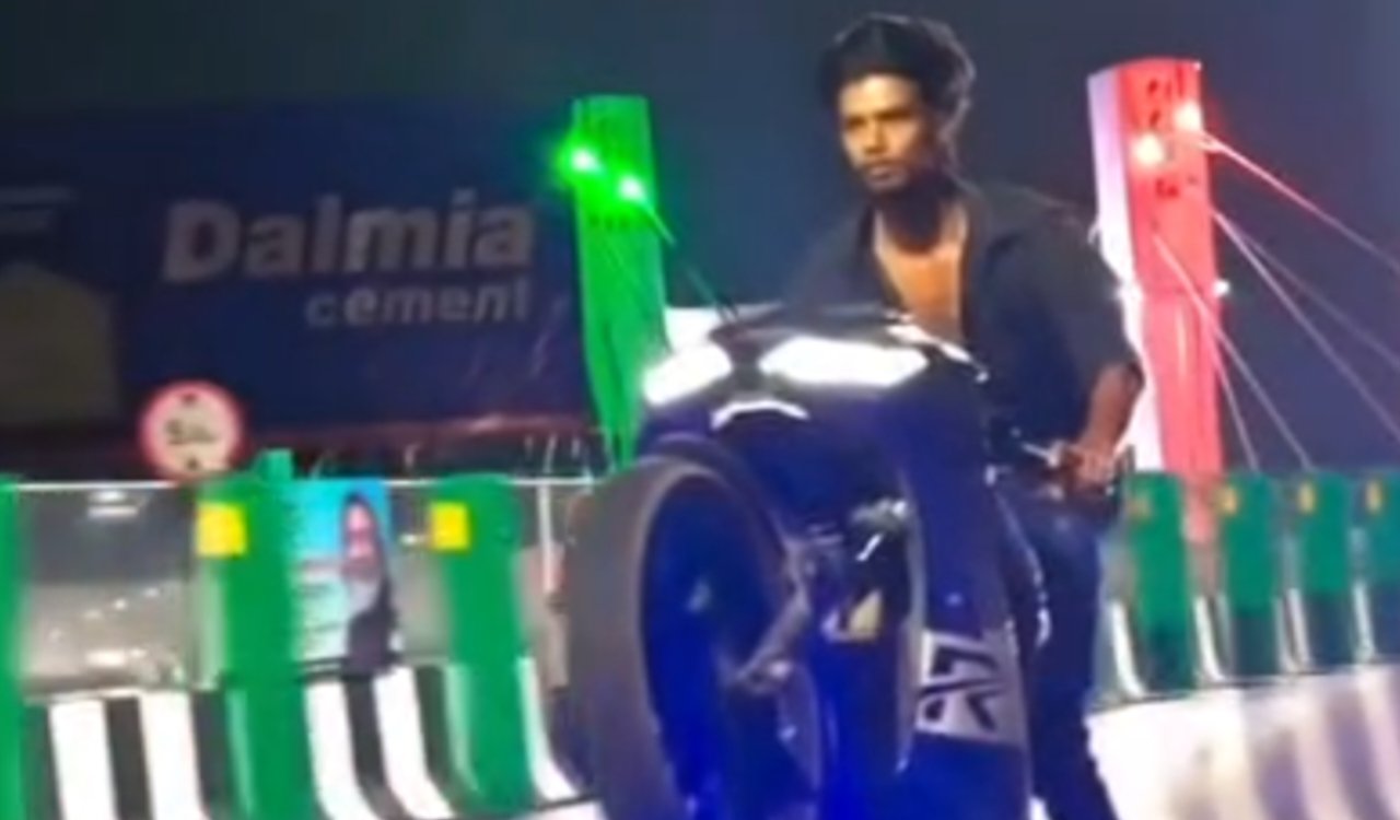 सिरमटोली फ्लाईओवर पर बाइक सवार का खतरनाक स्टंट, ट्रैफिक पुलिस जांच में जुटी 4 20250606 224030