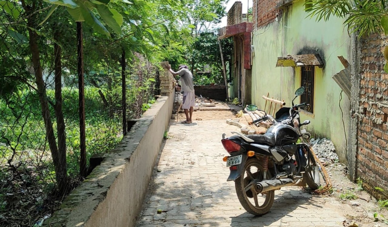 नगर परिषद के पथ से छेड़छाड़ पर कार्रवाई के निर्देश, समीर बोदरा सख्त 4 20250607 122059