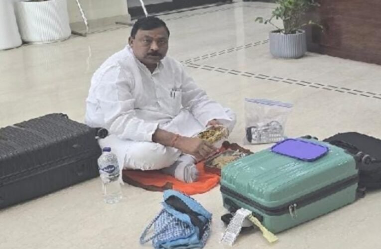 पलामू के बीजेपी विधायक डॉ. शशिभूषण मेहता दिल्ली के झारखंड भवन में धरने पर बैठे, कमरा न मिलने से नाराज