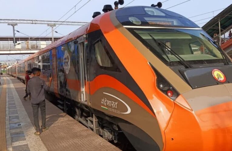 भागलपुर में वंदे भारत एक्सप्रेस पर पथराव: हावड़ा जाते समय टूटे कोच के शीशे, यात्रियों में दहशत