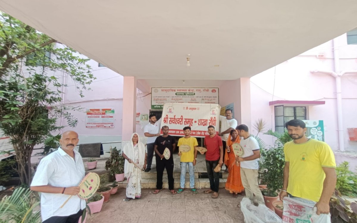 ताड़ पत्तों के पंखों से राँची में गर्मी से राहत: श्री सर्वेश्वरी समूह की दूसरे सप्ताह भी अनूठी पहल 20250608_140410