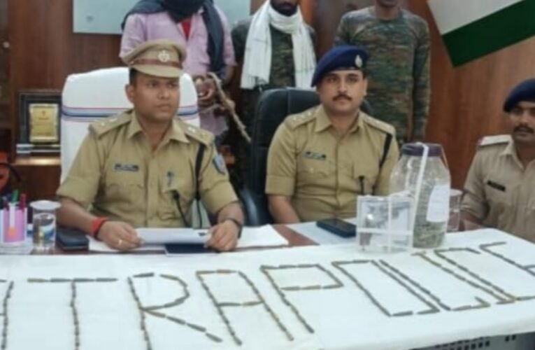 चतरा पुलिस की नक्सलियों के खिलाफ बड़ी कार्रवाई: टीएसपीसी समर्थक हथियारों के साथ गिरफ्तार