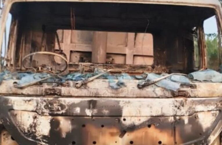 गोड्डा में अपराधियों का तांडव: हाइवा को आग के हवाले किया