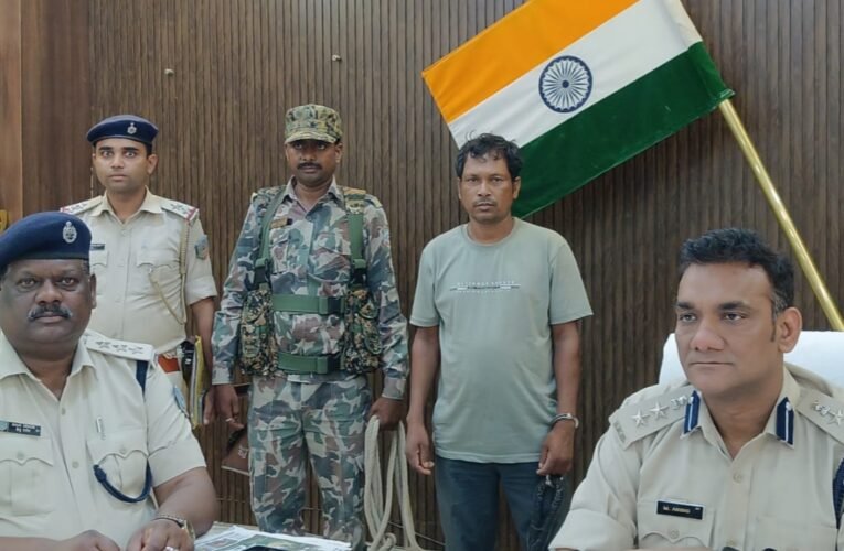 20 वर्ष से फरार PLFI उग्रवादी अभिराम कांडुलना ने सिमडेगा में किया आत्मसमर्पण