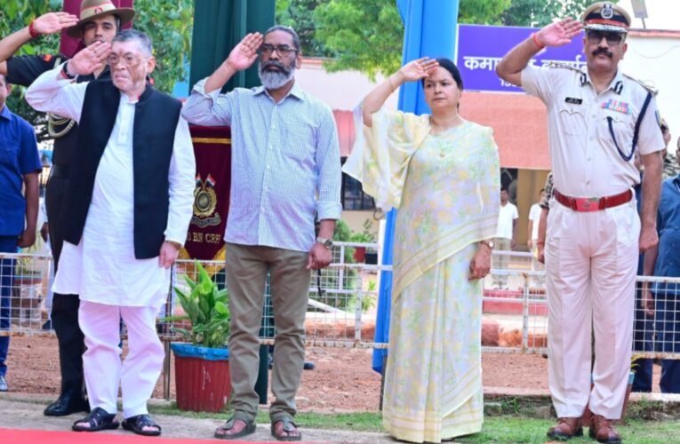 सीआरपीएफ शहीद सत्यवान कुमार सिंह को झारखंड के राज्यपाल और मुख्यमंत्री ने दी श्रद्धांजलि