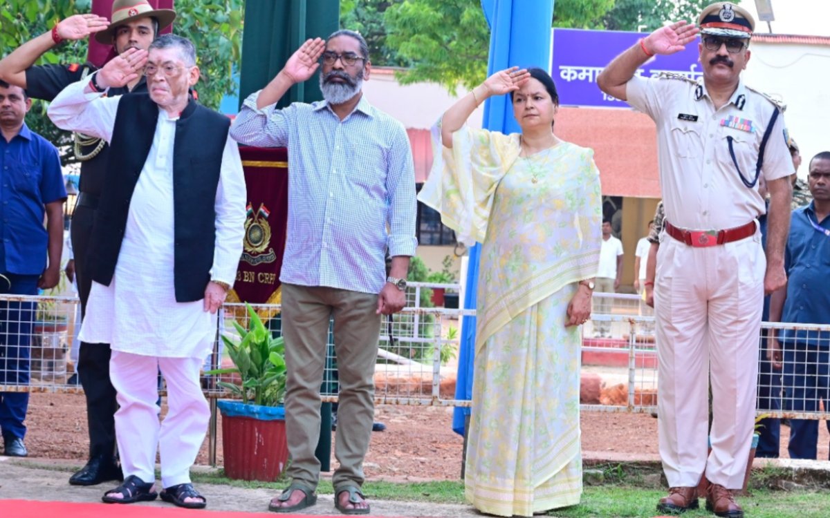 सीआरपीएफ शहीद सत्यवान कुमार सिंह को झारखंड के राज्यपाल और मुख्यमंत्री ने दी श्रद्धांजलि 4 20250614 191032