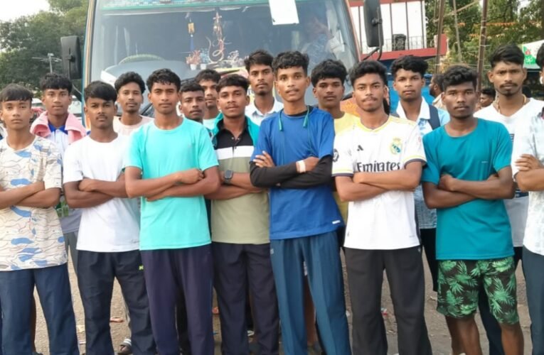 सिमडेगा जिला सब जूनियर पुरुष हॉकी टीम जमशेदपुर के लिए रवाना, राज्य स्तरीय चैंपियनशिप में लेगी हिस्सा